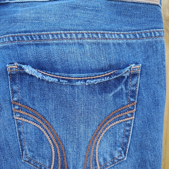 Ladies size 7R or 28W Hollister distressed jeans - Picture 7 of 8